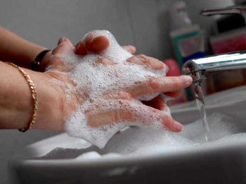 Окр моет руки. Обсессивно-компульсивное расстройство. Расстройство мытья рук. Мытье рук навязчивость. Расстройство психики частое мытье рук.