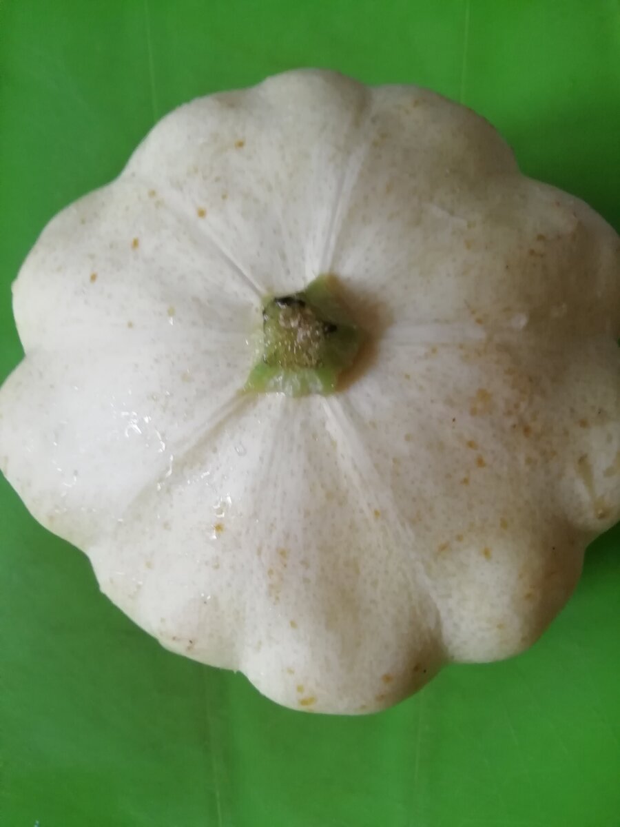 Если патиссон большой, с него надо снять кожицу. 