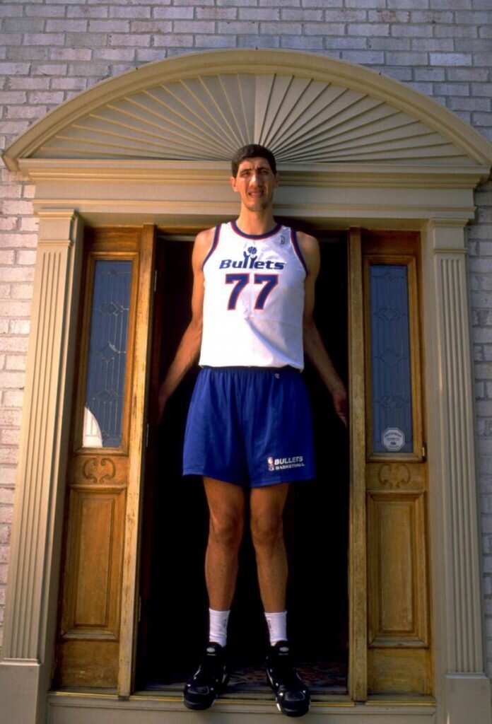 Спортсмены высокого роста. Георге Думитру Мурешан. Георге Мурешан баскетболист. Георге Мурешан рост 231 см. Георге Мурешан Шон Брэдли.