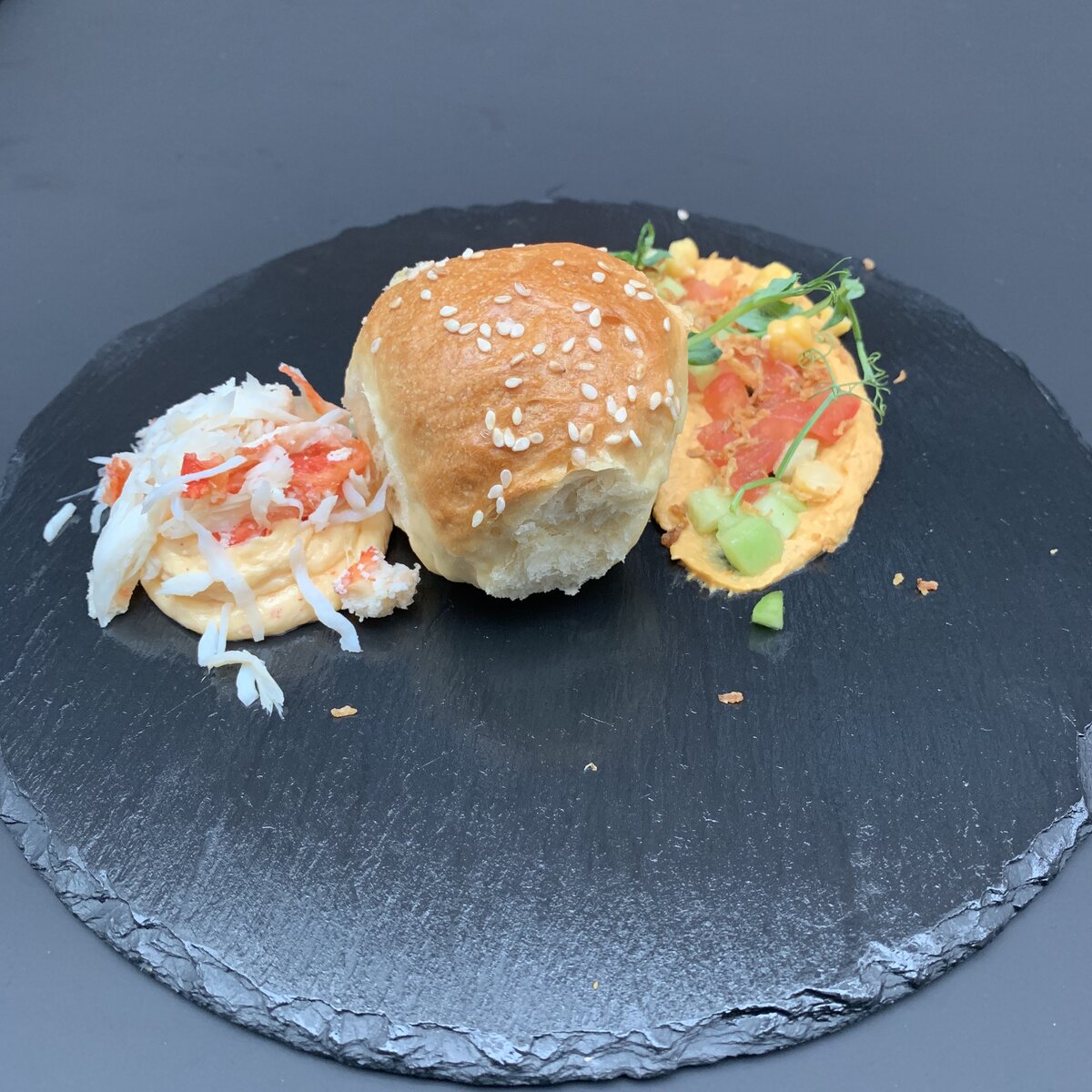 Бриошь с томатным хумусом и крабовым маслом
