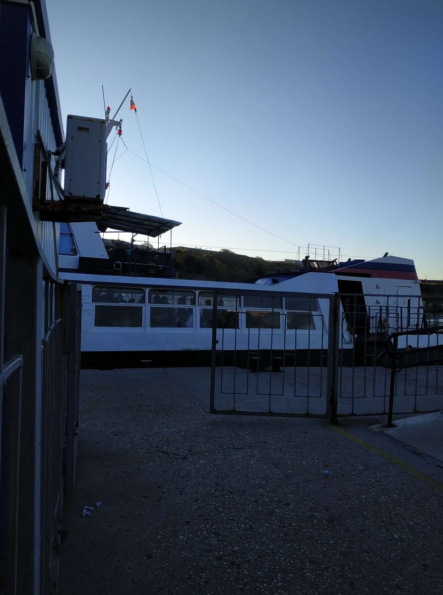 Полупустой катер, который уже ушел ( 