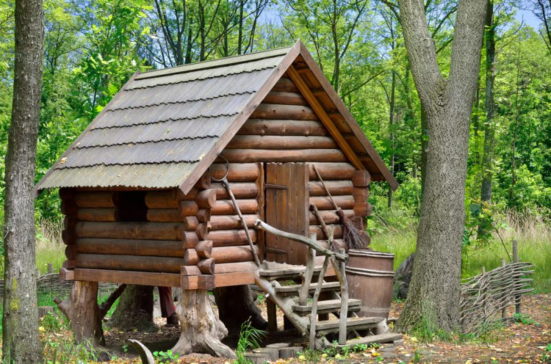 Избушка на курьих ножках — знаменитое жилище Бабы Яги | Depositphotos — Oleksandrum79 