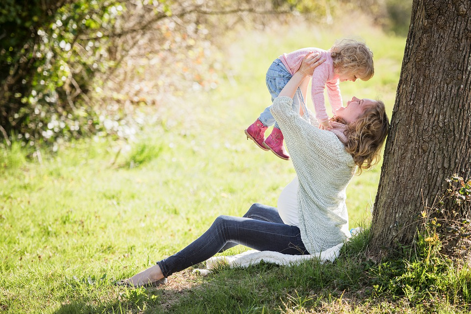 https://pixabay.com/photos/park-mother-girl-mama-child-3089907/