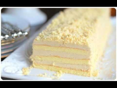 Требуется для теста:
 мука — 1,5 стакана, сахарный песок — 1 стакан, яйца — 7 шт.
Для крема: 
сливочное масло — 250 г, желток — 3 шт., сгущенное молоко — 1 банка,
халва — 100 г, сахарный песок — 1 ст. ложка,
ванильный сахар по вкусу.
Способ приготовления. 
Взбить яйца с сахарным
песком в пышную массу до увеличения объема при-
мерно в 3 раза. В полученную массу осторожно всы-
пать муку и перемешать. Вылить тесто на тонкую
промасленную бумагу, уложенную на противне.
Ножом равномерно распределить тесто по всему
противню. Выпекать в духовке при температуре
200—210° С в течение 35—40 минут. Снимать бумагу
следует с испеченного и охлажденного бисквита.,
Из готового бисквита сделать три одинаковые фигу-
ры (квадраты, прямоугольники и т. п.). Полученные
при этом обрезки натереть на терке, и крошку под-
сушить в духовке на сковороде. Каждый корж прома-
зать кремом и наложить их один на другой. Готовый
торт обмазать кремом и посыпать крошкой.
Для приготовления крема размягчить сливочное
масло и взбить его, добавляя натертую халву, сгущен-
ное молоко, желтки, сахарную пудру и ванилин,
до однородной пышной массы.
