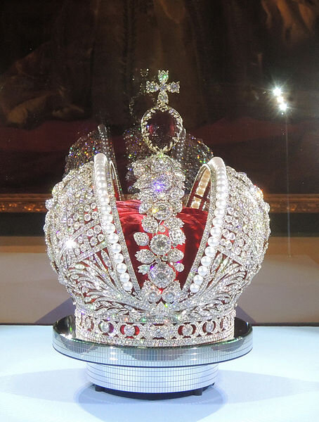 https://upload.wikimedia.org/wikipedia/commons/thumb/c/c7/Imperial_Crown_of_Russia_%28copy_by_Smolensk_Diamonds_company%2C_2012%29_-_photo_by_Shakko_01.JPG/454px-Imperial_Crown_of_Russia_%28copy_by_Smolensk_Diamonds_company%2C_2012%29_-_photo_by_Shakko_01.JPG