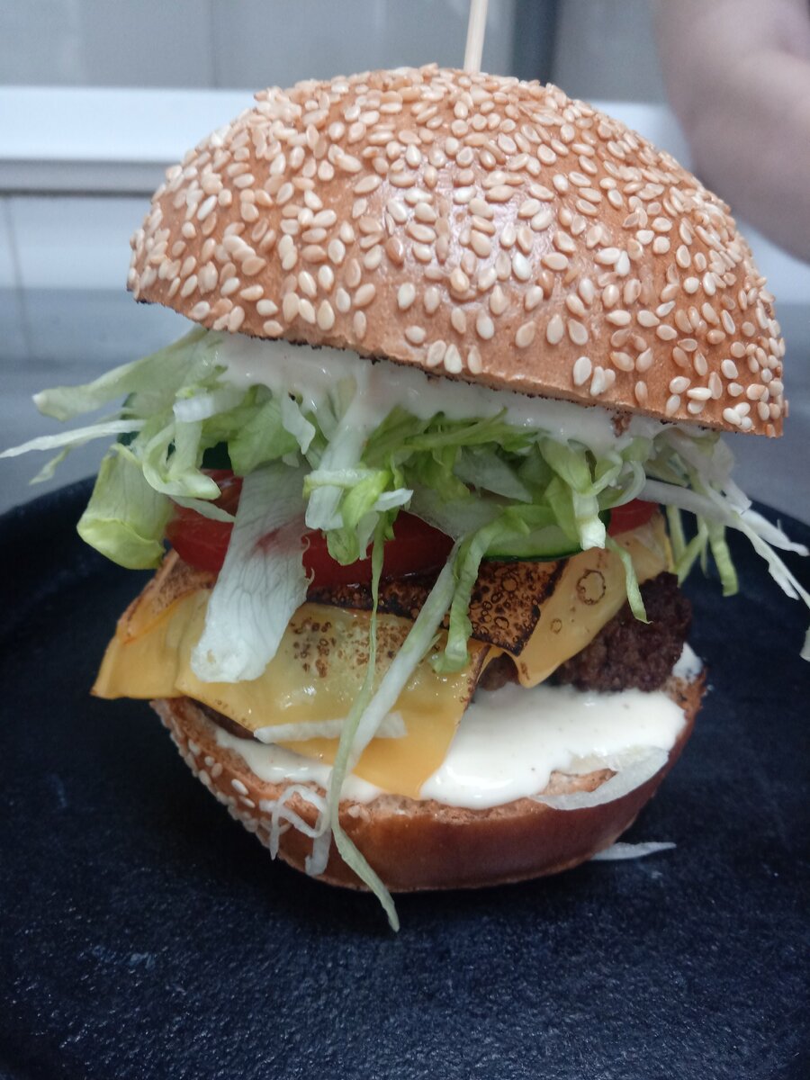 Крутой сочный бургер!