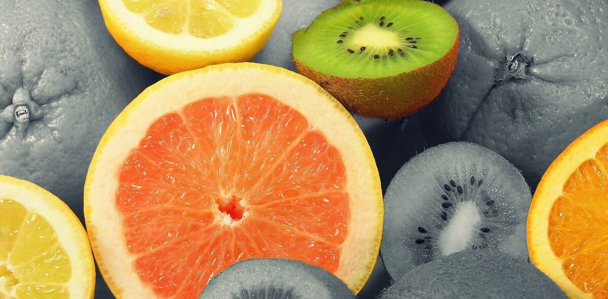 Редактирование геномов растений может буквально все: например, «разбудить» в помидорах ген, отвечающий за острый вкус в геноме перца чили, или придать садовой клубнике вкус персика… Агроиндустрия использует генно-инженерные технологии, чтобы создать не только вкусные, но и более полезные и урожайные культуры. Это необходимо, чтобы прокормить стремительно растущее население планеты. В России действует закон, разрешающий выращивать и разводить ГМО растения и животных лишь для научных целей, но импорт такой продукции не запрещен. ГМО-продукты – это реалии наших дней и будущее человечества, если мы научимся правильно оценивать и минимизировать риски генной инженерии