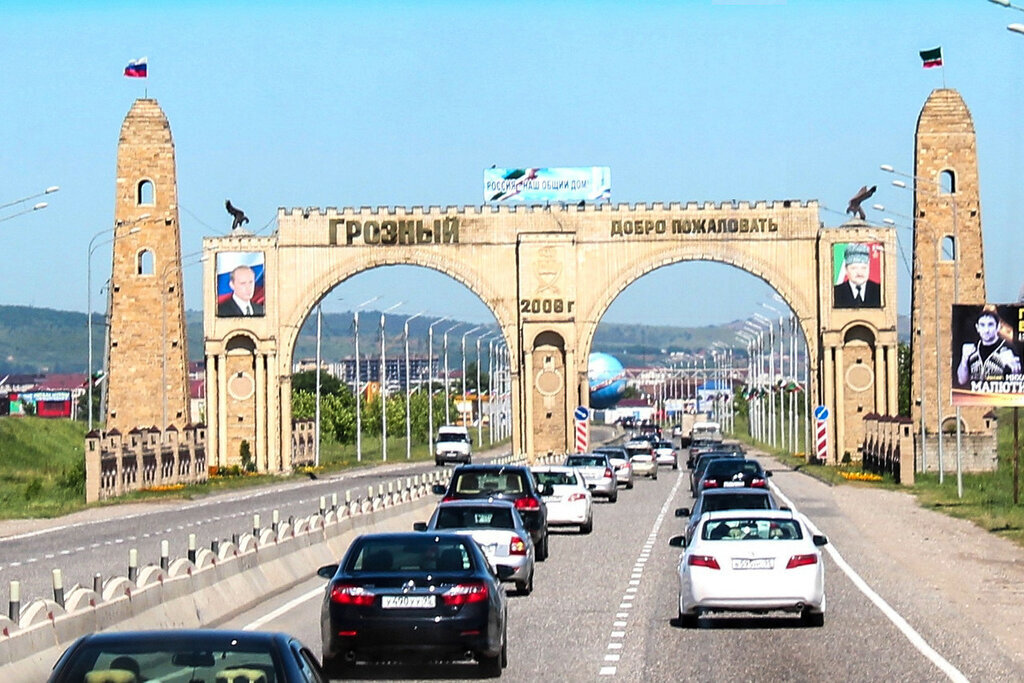 мемориал «девять башен» назрань. сторожевые башни северного кавказа дагестан. ингушетия махачкала. современные дагестанки. башня цуровых джейрах.