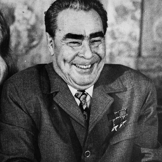 Брежнев смеется