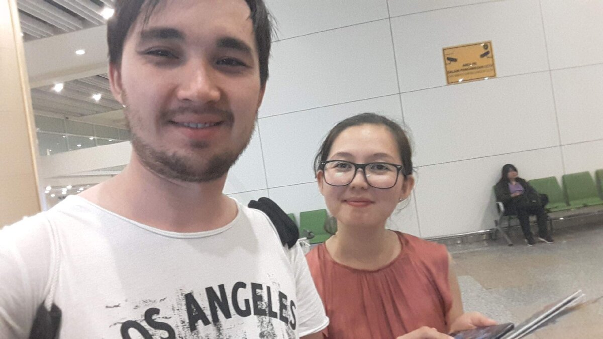 Наше первое фото, после  перелета ожидаем багаж