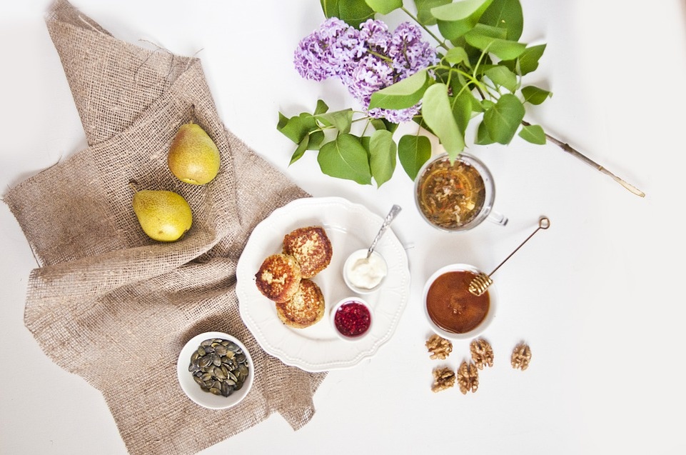 Ваш рацион должен строиться на принципах разнообразия, нельзя ущемлять себя. Зная меру, вы можете есть и "вредные" продукты, которые действительно вам нравятся