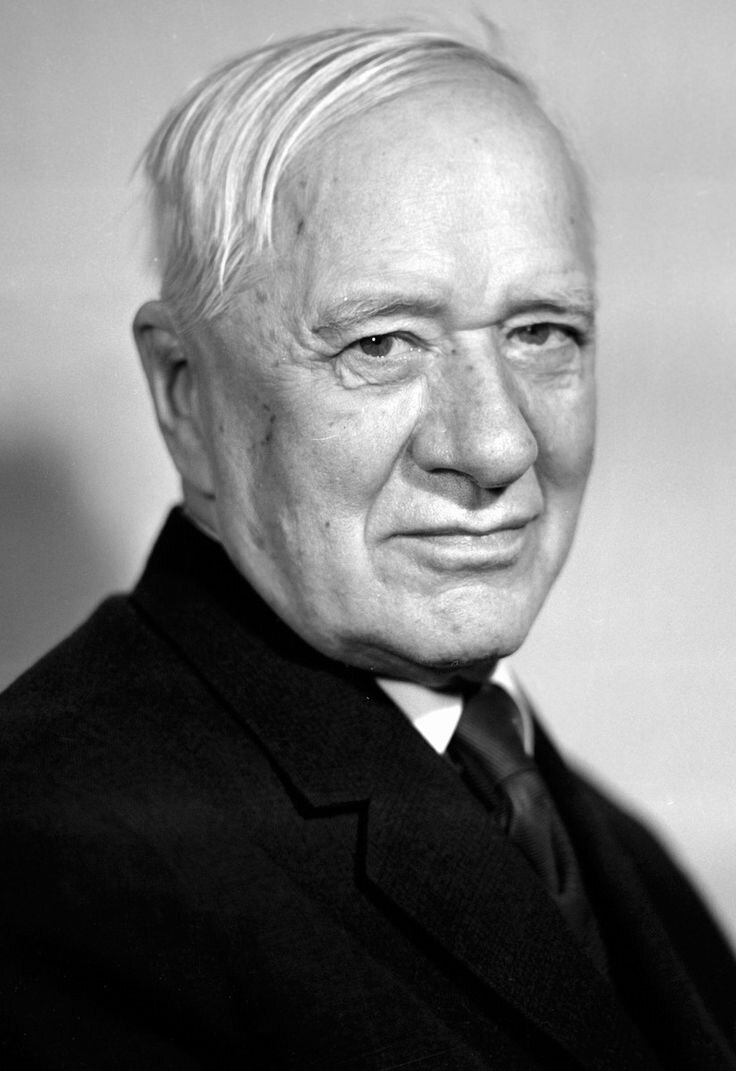 Николай Васильевич Корнейчуков, 1882—1969. 
Он же - Корней Чуковский
Источник: http://www.chukovskiy.ru/