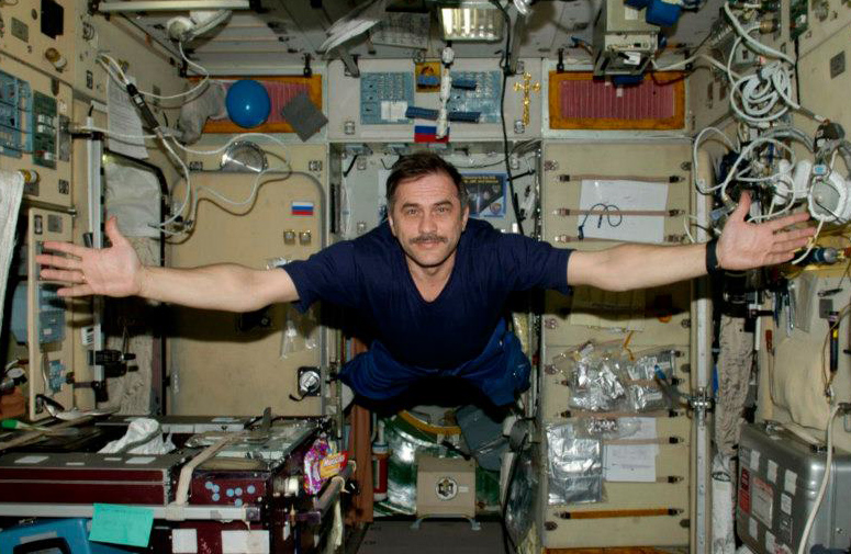 Космонавты на станции мир. Самокутяев на мкс. День космонавтики классный час. Гагарин первый космонавт. Космонавты на космической станции.