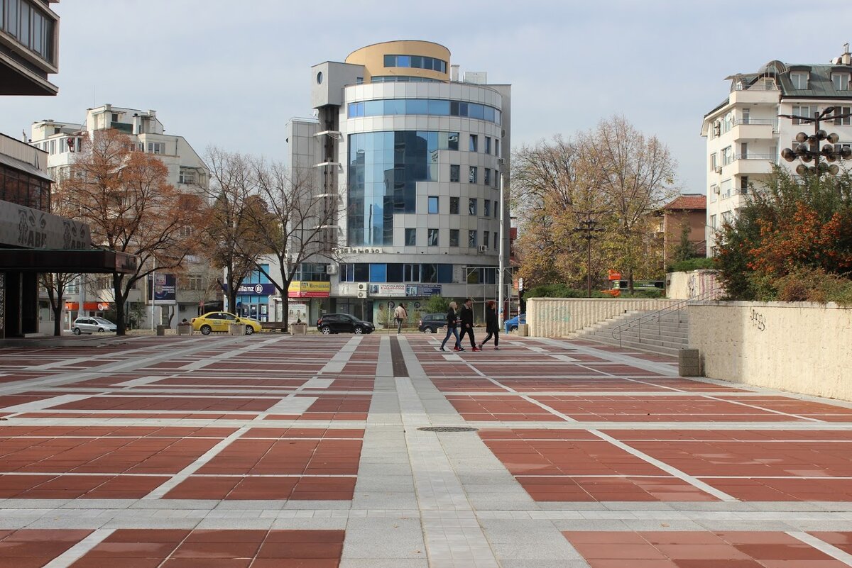 Суббота, 16 ноября 2019 г. Солнечный день в центре. Сюда приходят туристические автобусы и высаживают гостей города на пешую прогулку. Фото из личного архива автора