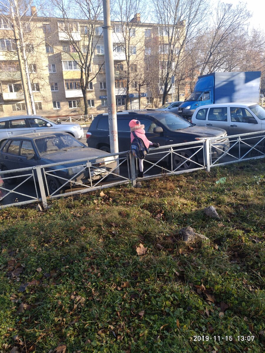 Ребенок около школы сокращает путь.