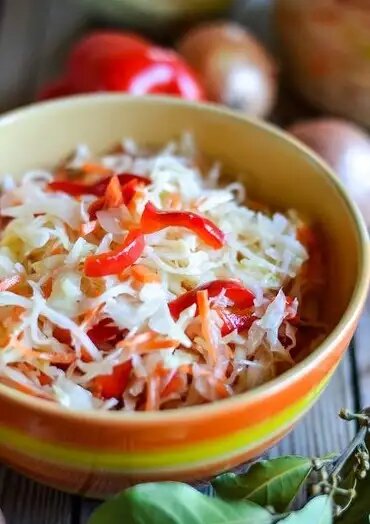 Квашеная капуста с чесноком и свеклой