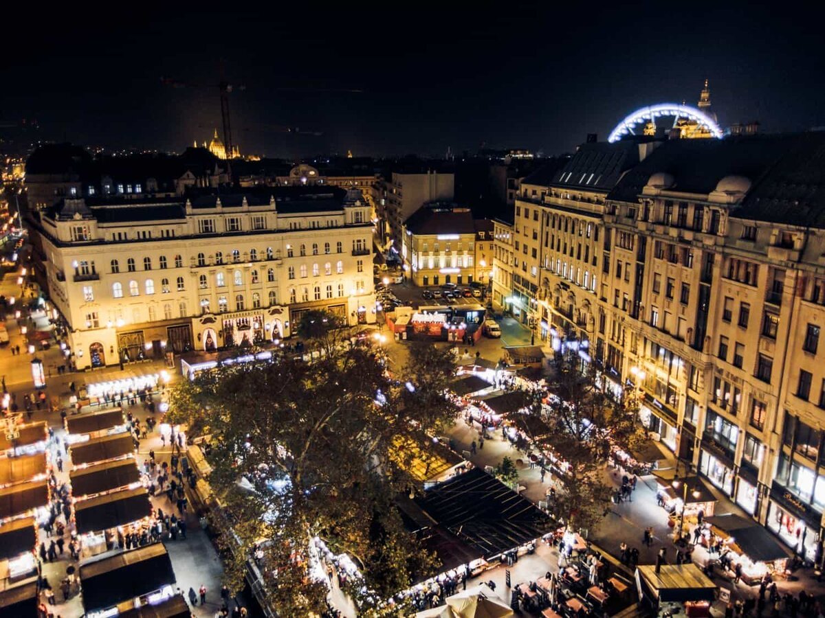 рождественская ярмарка на площади Vörösmarty