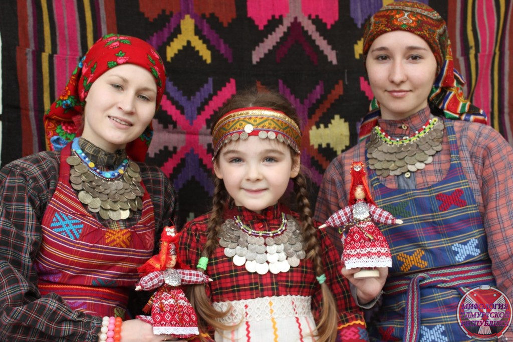 Красивые удмуртские девочки с самодельными куклами в национальных костюмах.