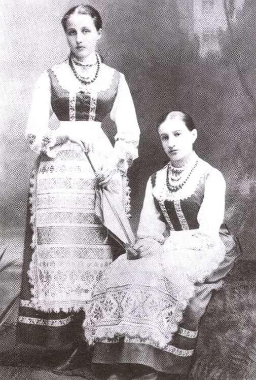 Юная Мария Мейн (справа)