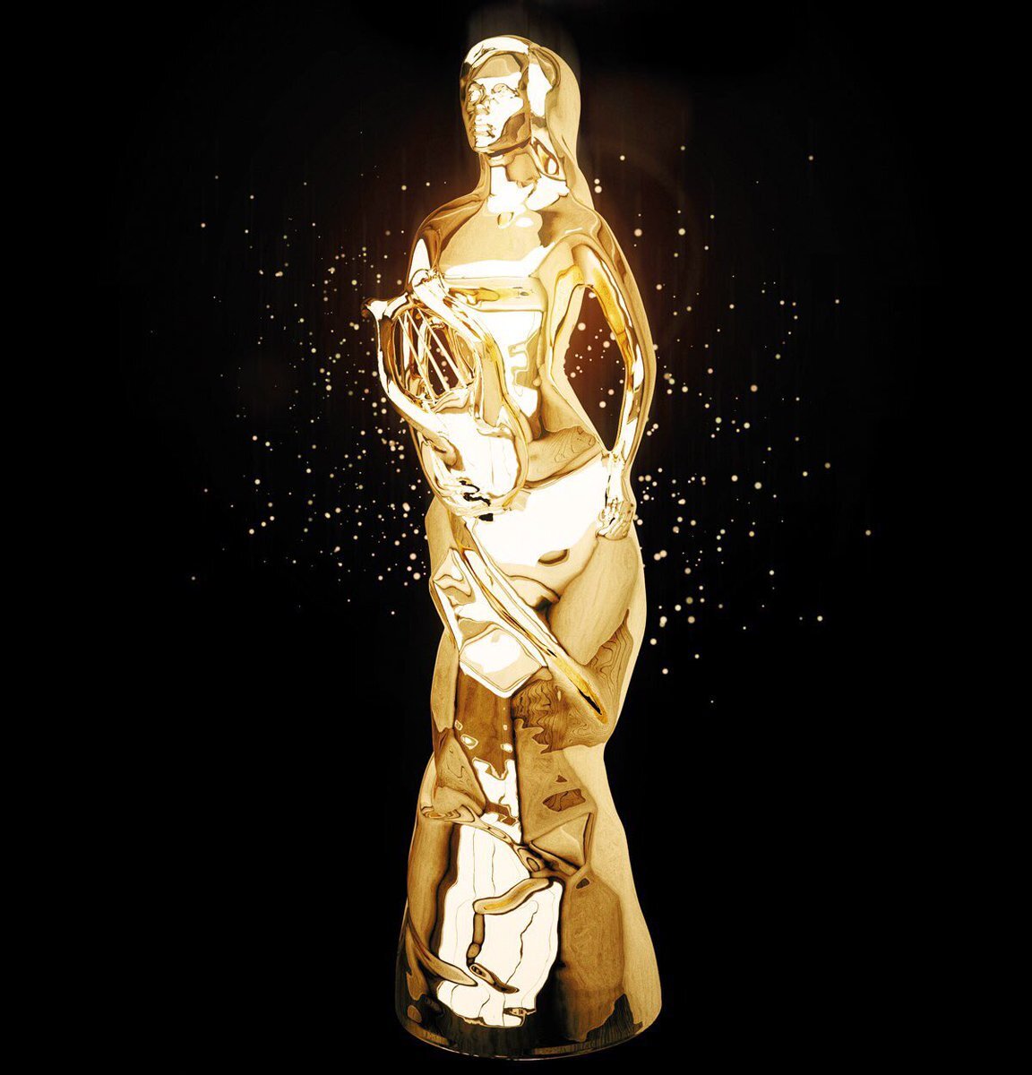 Дама в золотом хср. Золотая женщина. Золотая девушка. Девушка в золоте. Золотая статуэтка девушки.