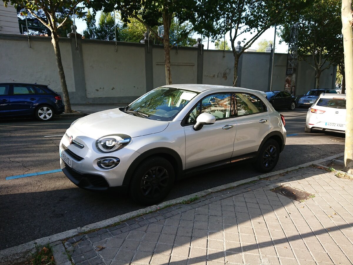 Есть "у них" и вот такого плана кроссоверы. На фото Fiat 500X, только брать бы его в России никто не стал...