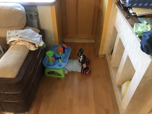 На фото Дёма надёжно спрятался от деда. Он вообще мастер маскировки 