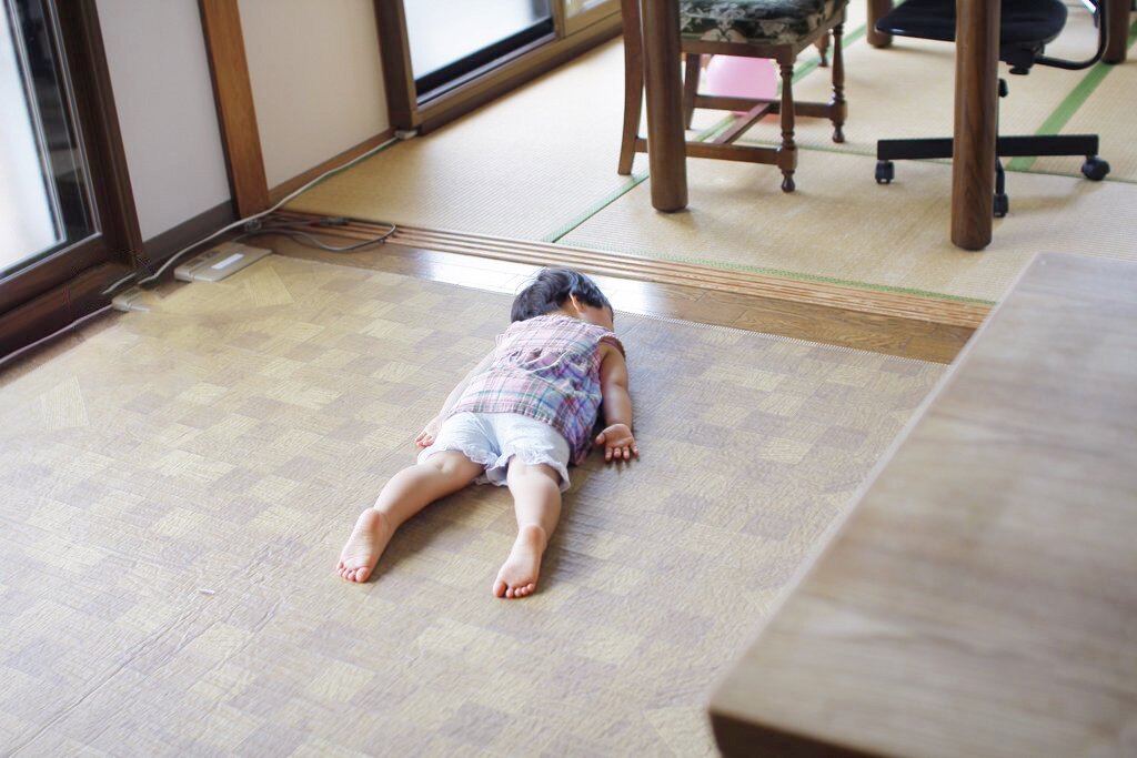 Устал лежать. Пол ребенка. Уставший ребенок. Ребенок лежит на полу.