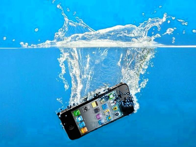 Звук если в телефон попала вода. Смартфон в воде. Айфон в воде. Утопленные телефон. Смартфон падает в воду.