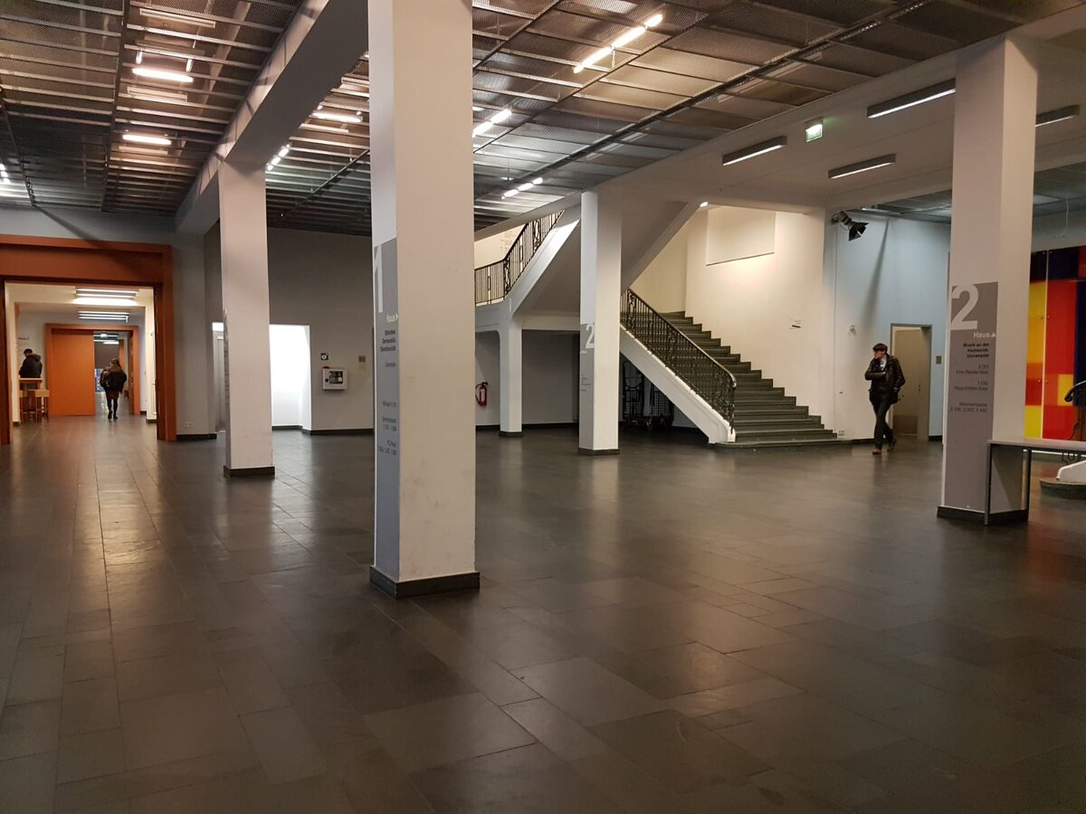 А это университет внутри.