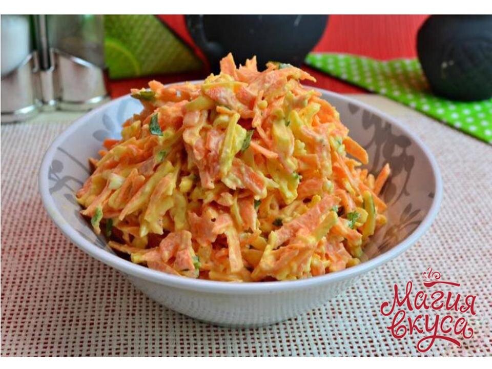 Морковка яйцо чеснок. Морковно яблочный салат. салат из моркови с сыром. морковный салат с яйцом. морковный салат с яблоком.