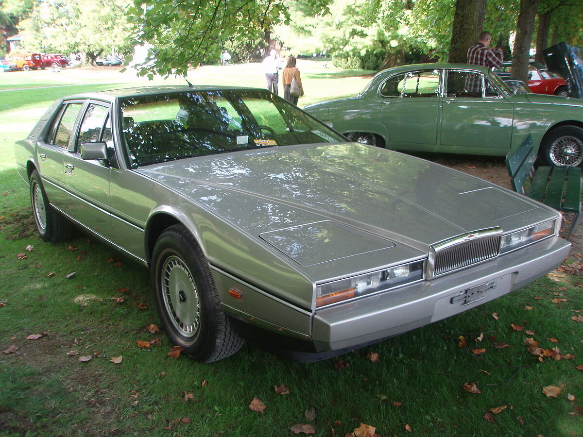 Aston Martin Lagonda образца 1982 года (Series 2). 