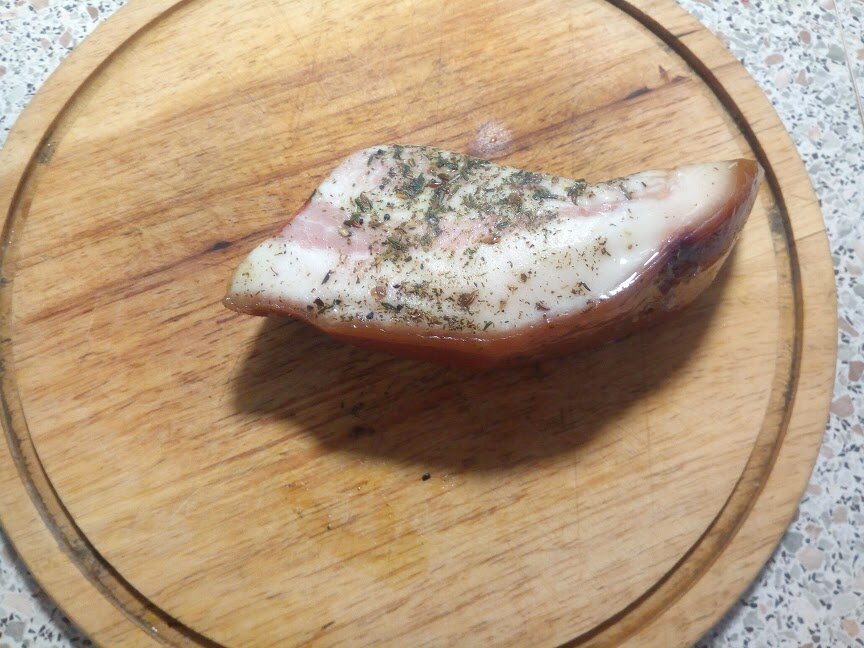 Фото с нарезкой не вышло. Извиняйте уж нас. Но мясная прослоечка итак хорошо видна. 