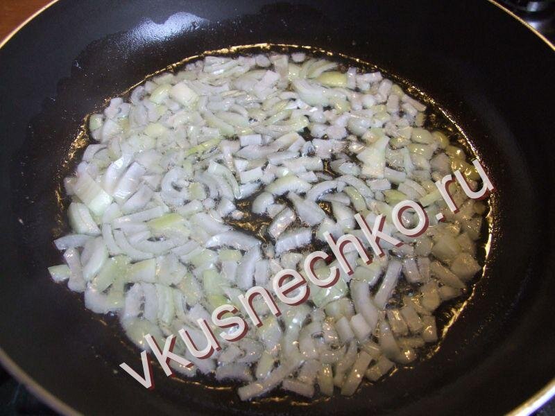 Жареные пирожки с картошкой и луком на сковороде