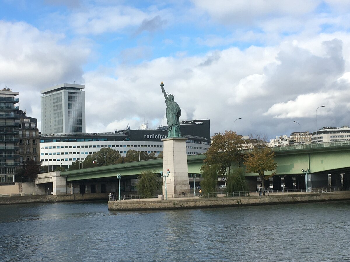 Статуя Свободы в Париже, на Лебедином острове