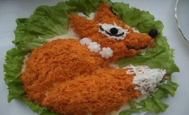 Салат "Лисья шуба" 
Ингредиенты:
1 банка консервированной горбуши
2 картофелины в мундире
2 вареные морковки
1 крутое яйцо
150г тертого сыра
1 маринованный или соленый огурец
250г шампиньонов
майонез
растительное масло