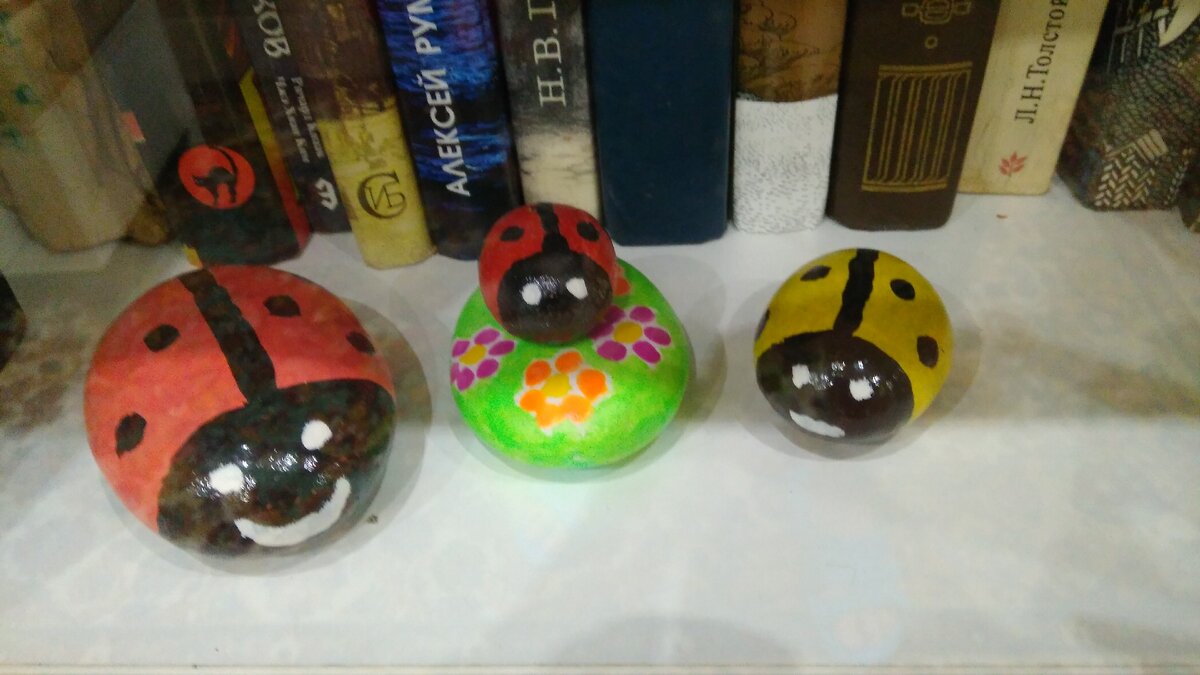 Камушки с Сочинского пляжа, расписанные лаком для ногтей в виде Божьих коровок