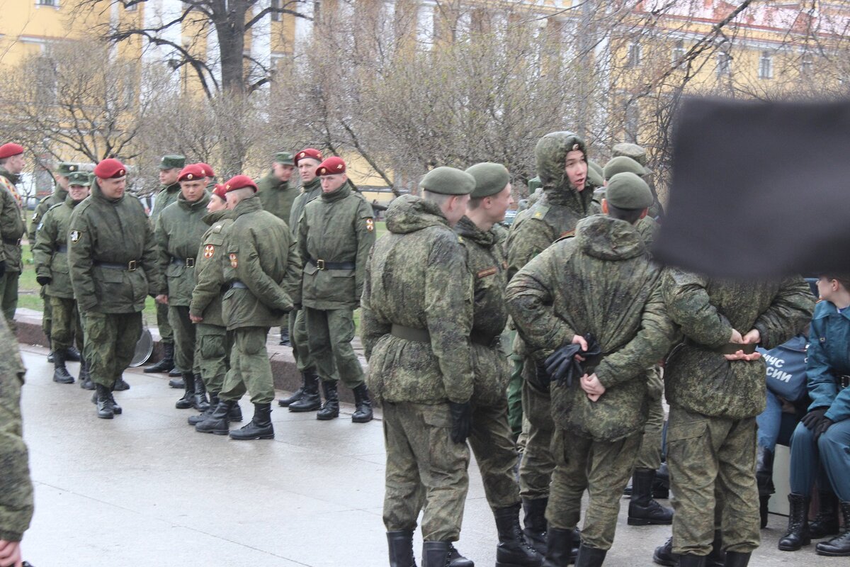 На фото: О чем судачат бойцы...