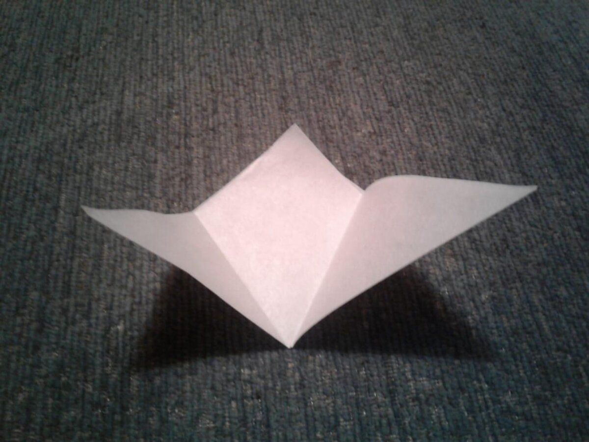 Сложен по диагонали лист