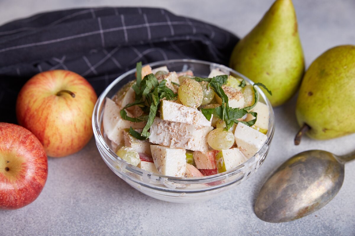 Нежный салат в светлых тонах. Идеальное сочетание фруктов и легкой йогуртной заливки с добавлением небольшого количества злаков. Для тех, кто следит за собой и своим здоровьем. 