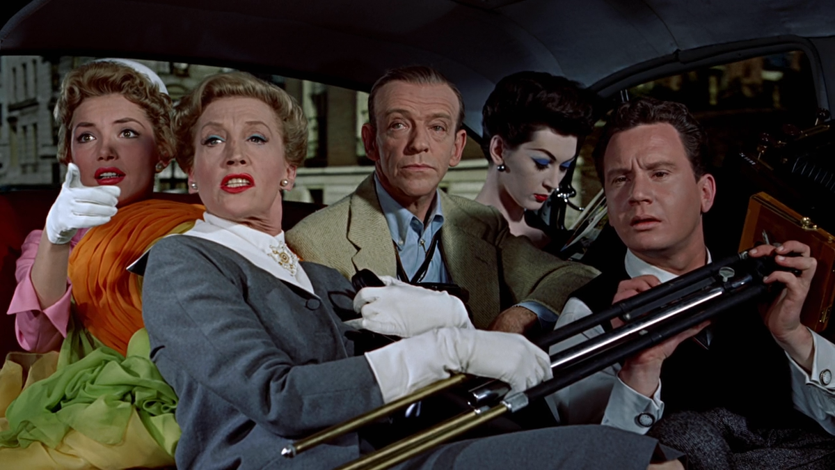 В центре - знаменитый танцор Голливуда - Фред Астер в роли модного фотографа.