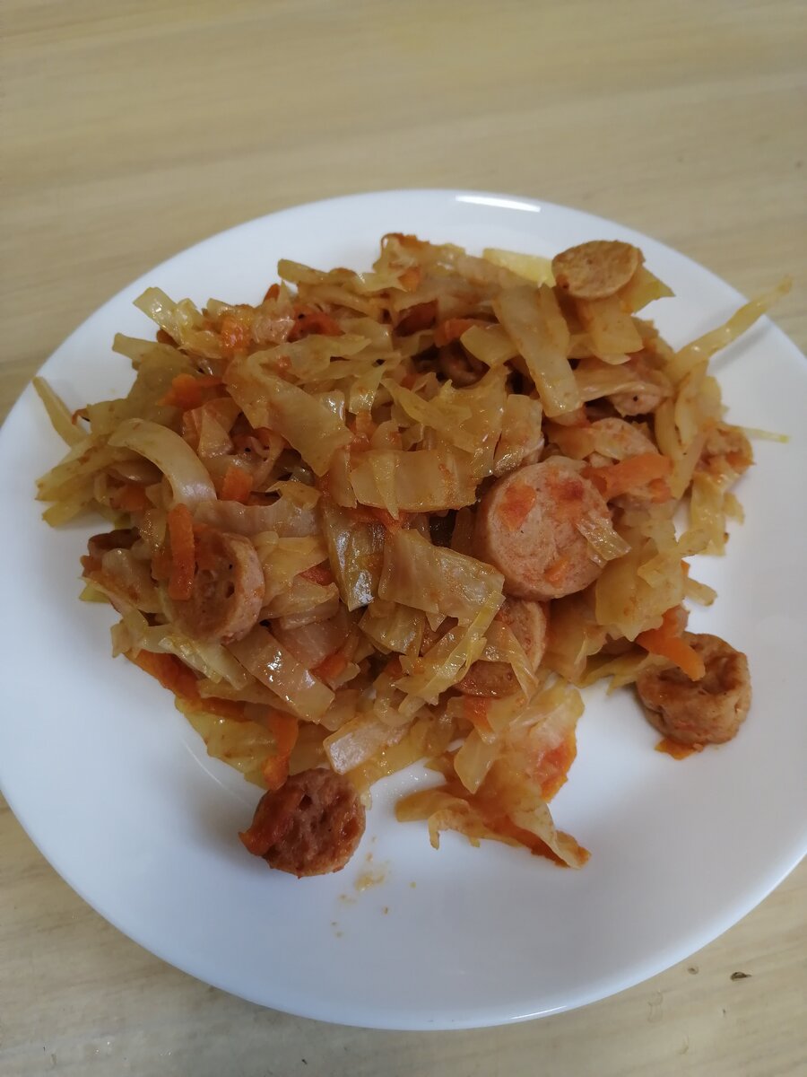Тушёная капуста с домашними сосисками 