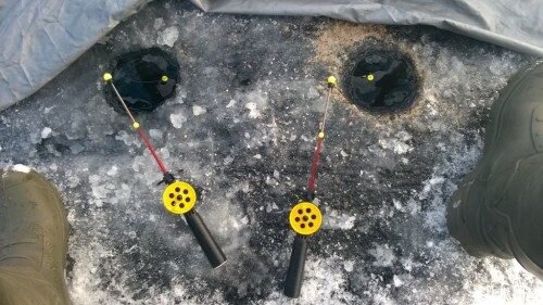 Для удобного размещения удочки на льду она должна иметь возможность установки специальных ножек.