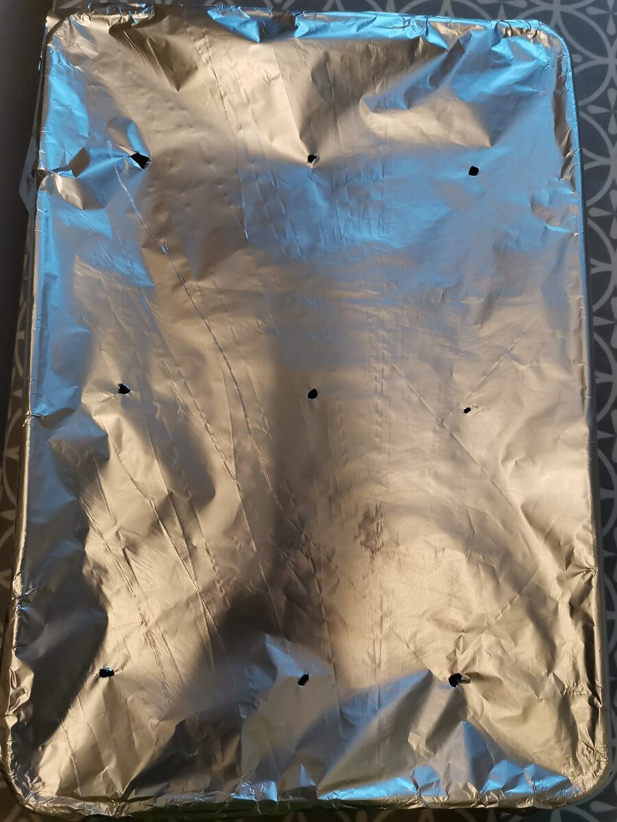 Накрыл фольгой и не снимал ее все время приготовления.