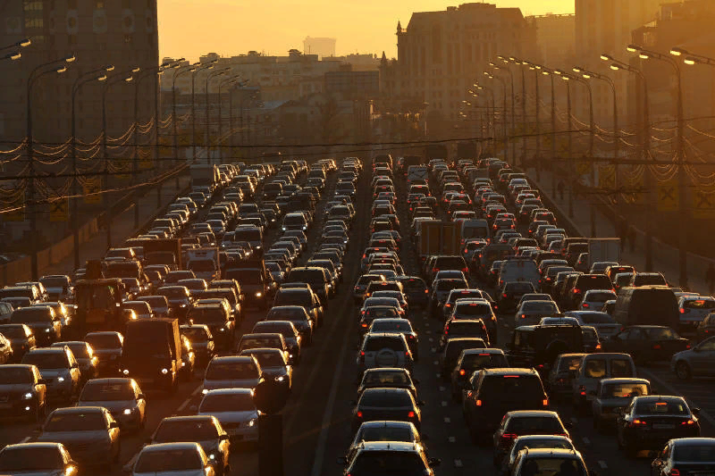 Поток автомобилей на улице Москвы. Источник: https://www.osnmedia.ru 