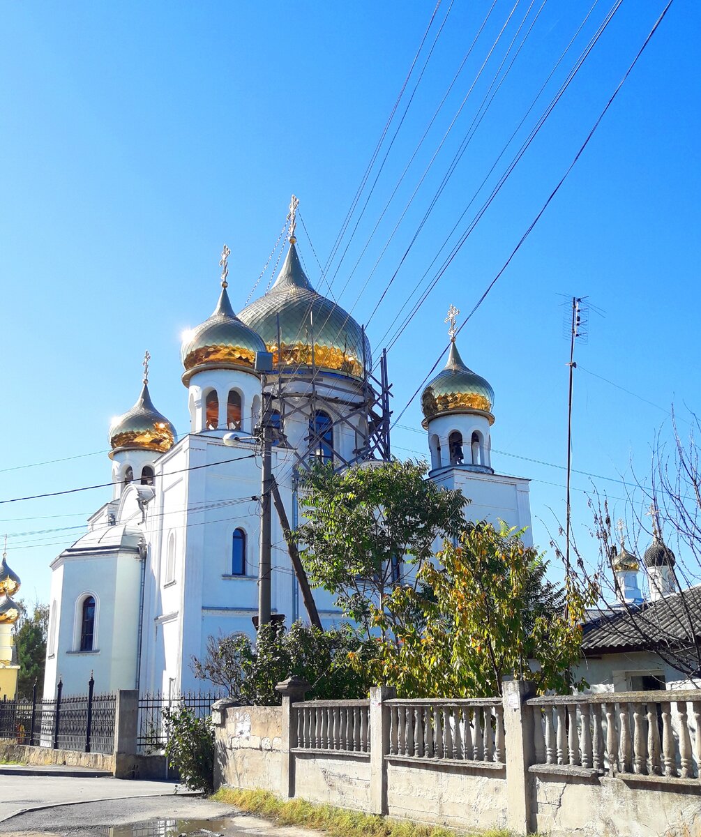 Участок дороги в Крыму Симферополь – гора Крокодил, по пути заглянули в Бахчисарай и пообедали в кафе «Гирей»