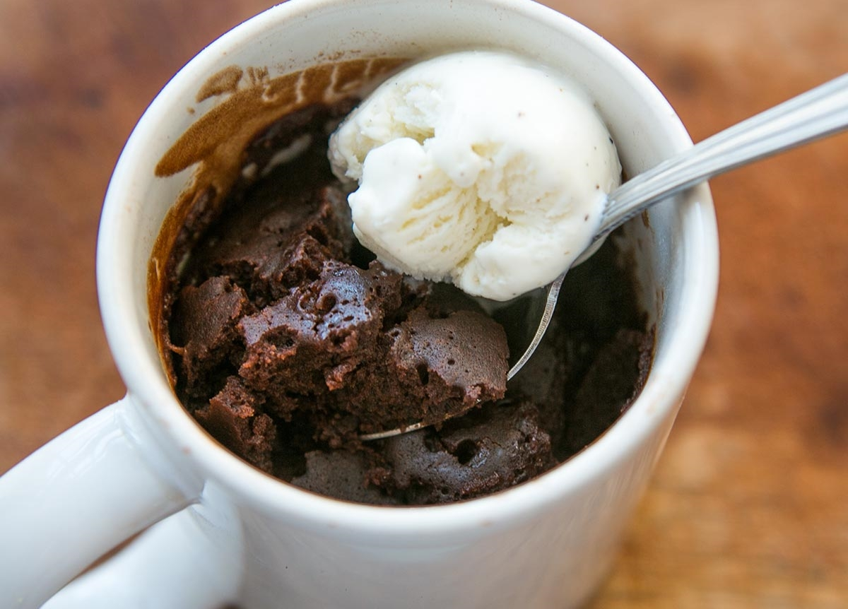 Шоколадный кекс за 5 минут. Шоколадный Брауни в микроволновке за 5 минут в кружке. Кофе и мороженое. Кофе с мороженым. Брауни в чашке в микроволновке.