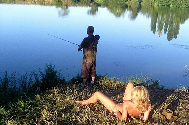 Бывает когда на рыбалке интереснее. Фото взято их открытых источников