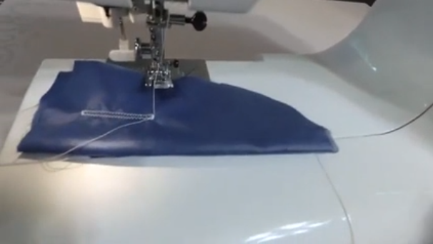 Достоинства:Отличная машинка, не капризная, шьёт любые ткани (от шёлка и шифона до кожи), хорошо делает автоматическую петлю, удобно заправляется, шпульку легко менять и всё время видно (можно рассчитать, сколько нитки осталось и хватит ли на следующий шов), удобный реверс, дополнительный подъём лапки (актуально для того, чтобы заправить толстые места шитья и надеть лапку для петель), быстрая смена лапки и удобный набор лапок, автостоп намотки шпульки. Стандартный размер и крепление всего - для неё легко найти новые шпульки, иглы и лапки, и всё это относительно недорого стоит.