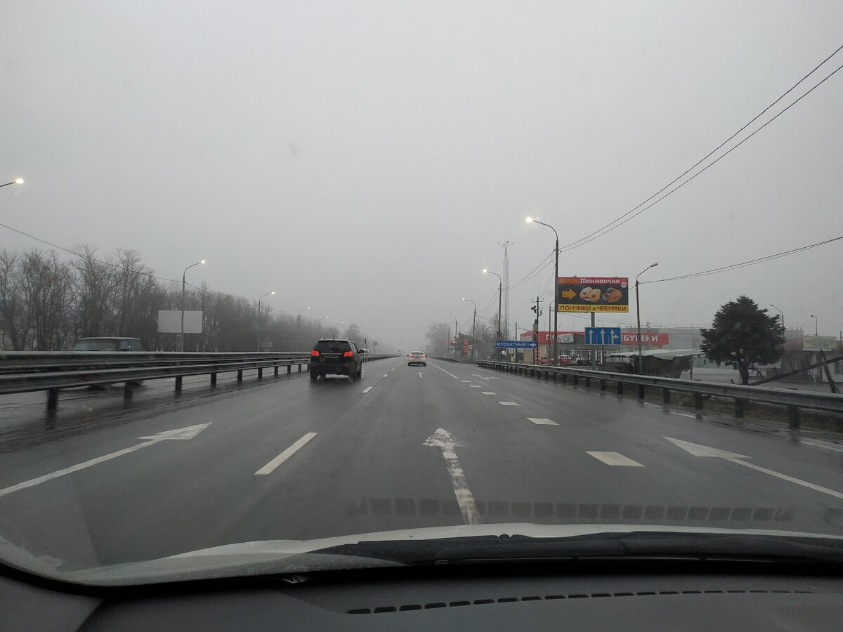 Автомобиль движется в левом ряду