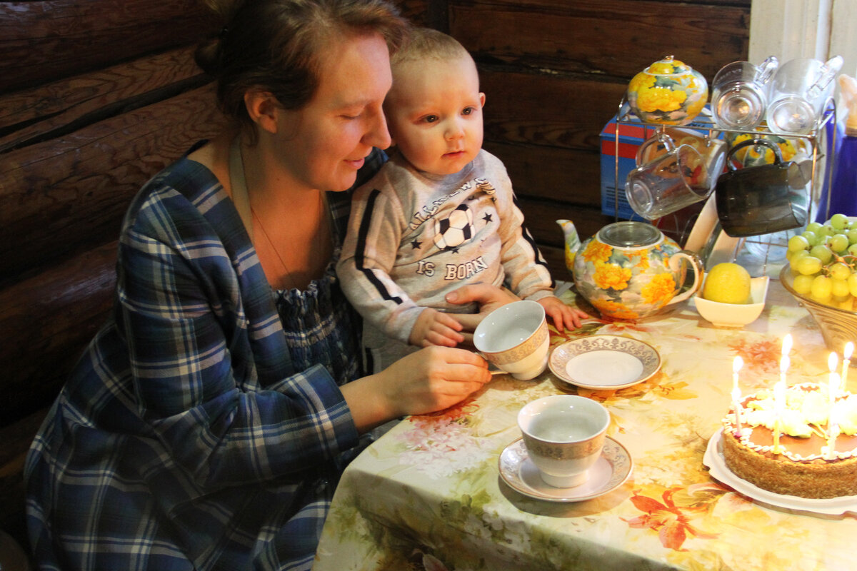 А вот это платье специально для беременности и времени кормления малыша я заказывала у местной портнихи, а вернее сказать дизайнера авторской одежды